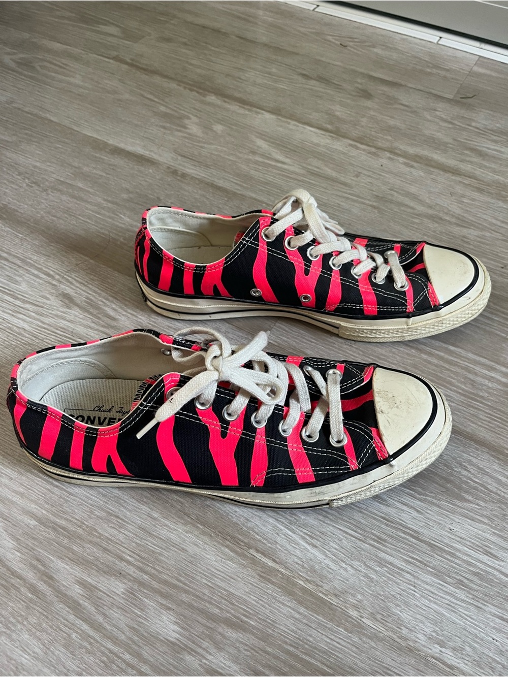 Converse Mens Low-Top Zebra Stripe Sneakers - Black & Hot Pink